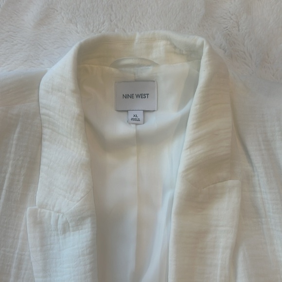 Blazer - Nine West White Blazer - XL - Embrace the “old money look - Picture 2 of 6